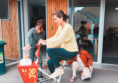 Participante du projet En toute simplicité qui pédale sur le vélo smoothie d'Optim'ism